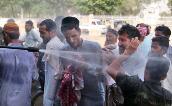Người dân Karachi, Pakistan chật vật đối phó với nắng nóng
