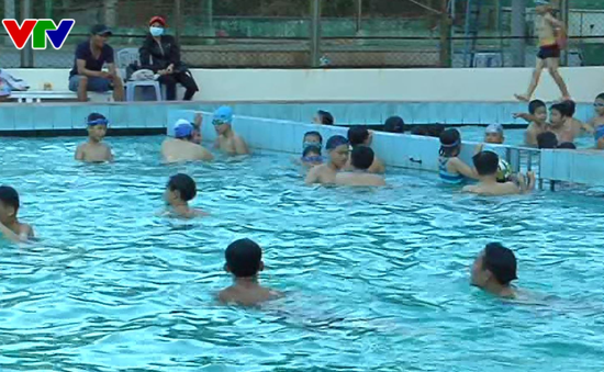 Quảng Ngãi tăng cường dạy bơi cho trẻ em trong dịp hè