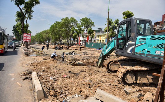 Nguy hiểm rình rập trên con đường nghìn tỷ đồng đang thi công ở Hà Nội