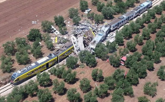 Tàu hỏa lao vào xe tải tại Italy, 17 người thương vong