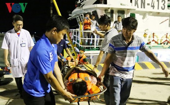 Chi đội kiểm ngư 4 đưa bệnh nhân khó thở từ Trường Sa vào bờ