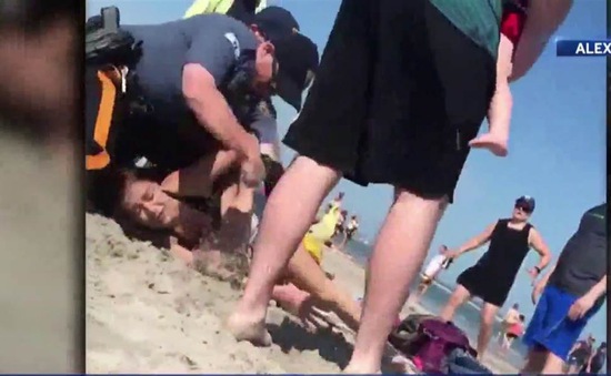 Mỹ: Cảnh sát đấm túi bụi phụ nữ trên bãi biển gây bức xúc