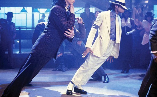 Michael Jackson thực hiện điệu nhảy nghiêng người 45 độ bất chấp trọng lực như thế nào?
