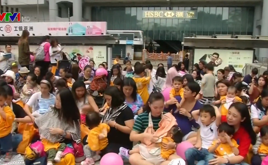 Hàng chục bà mẹ cho con bú tập thể tại Hong Kong (Trung Quốc)