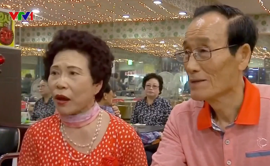 Người già Hàn Quốc đến vũ trường tìm niềm vui giải trí