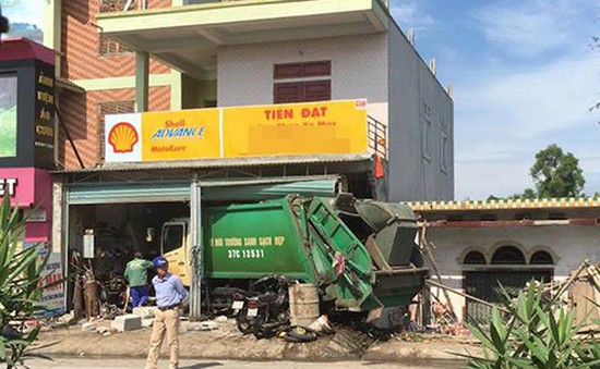Nghệ An: Xe chở rác mất lái gây tai nạn, 3 người bị thương