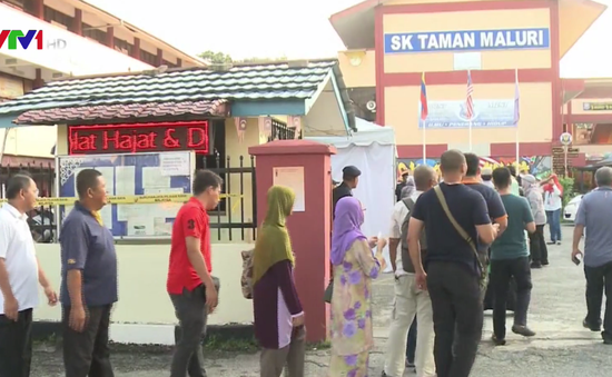 Cử tri Malaysia xếp hàng bầu cử từ sáng sớm