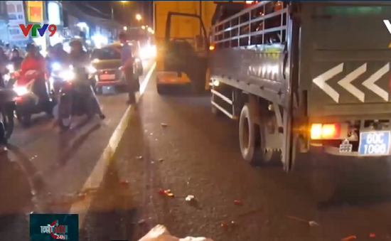 Bị mô tô phân khối lớn tông văng vào gầm xe container, 1 người chết thảm