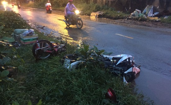 TP.HCM: Xe máy đối đầu trong mưa, 3 người thương vong