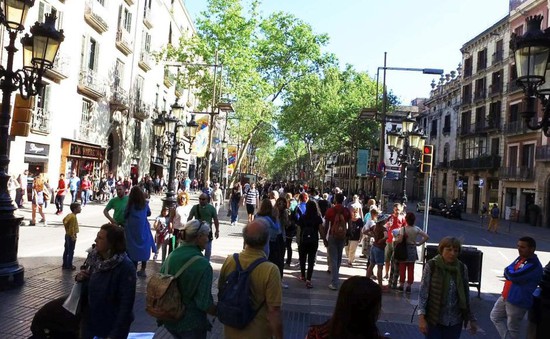 Người dân Tây Ban Nha "nhường" nhà ở cho khách du lịch