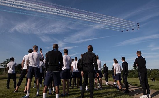 ĐT Anh nhận quà "độc" trước World Cup 2018 trên bầu trời