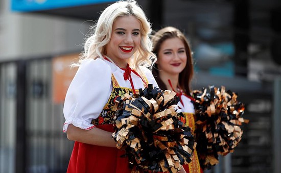 CĐV Nga xinh đẹp trong trang phục truyền thống đón FIFA World Cup™ 2018