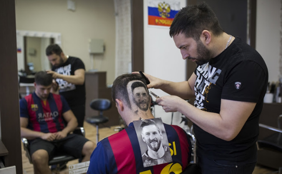 Độc đáo dịch vụ cắt tóc hình cầu thủ bóng đá tại Serbia