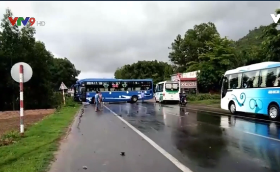Bình Thuận: Xe khách tông ô tô bán tải, QL1A ùn tắc kéo dài