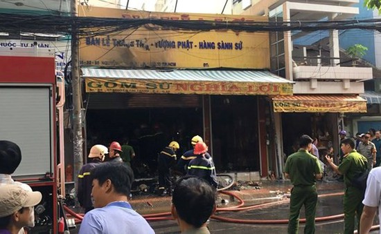 Cháy lớn tại cửa hàng đồ gốm trên đường Nguyễn Chí Thanh, TP.HCM