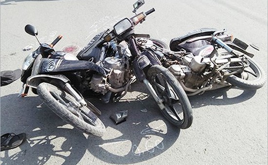 Hai xe máy đâm nhau dính chặt giữa giao lộ, 2 người nhập viện