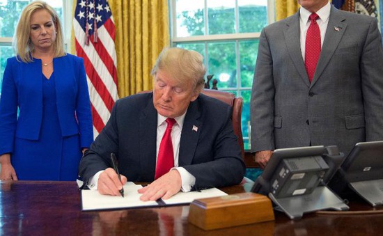 Tổng thống Mỹ ký sắc lệnh nhằm tránh chia cắt gia đình nhập cư