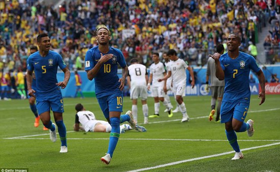 Hài hước FIFA World Cup™ 2018: Ăn mừng quá sung, HLV Brazil ngã "lộn tùng phèo"