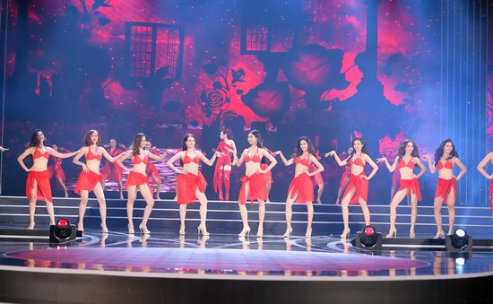 Chi Pu hát nhảy cùng thí sinh Hoa hậu Việt Nam trình diễn bikini nóng bỏng