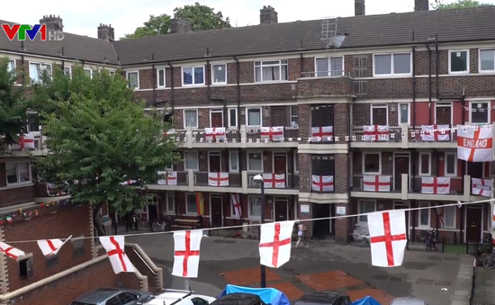 Dùng cờ cổ vũ bóng đá ở Anh: Chuyện cần phải xem xét?