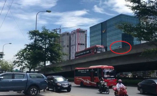 Hà Nội: Xe máy ép xe khách chạy lùi trên đường cấm