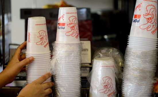 Chính sách cấm đồ nhựa tại Ấn Độ làm khó Starbucks và McDonald's
