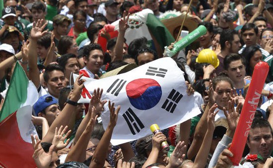 CĐV Mexico sung sướng vây kín ĐSQ Hàn Quốc để cảm ơn kì tích châu Á