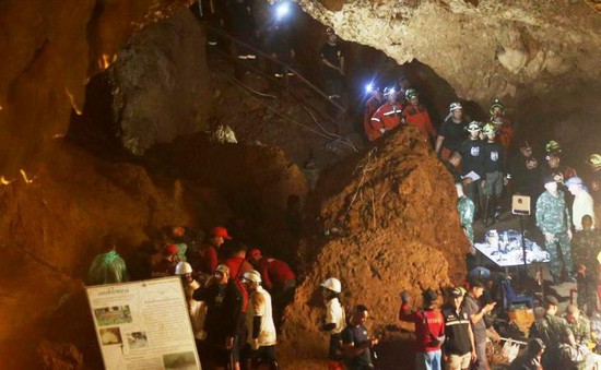 Truyền thông Thái Lan bị cáo buộc cản trở việc cứu hộ đội bóng mắc kẹt trong hang động