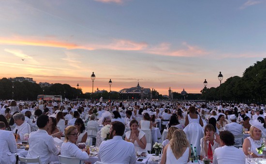 Hàng chục nghìn người tham gia dạ tiệc trắng ở Paris