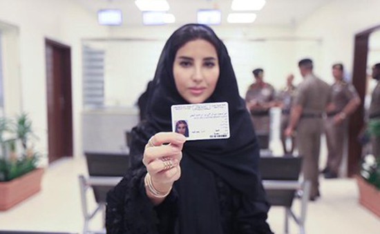 Phụ nữ Arab Saudi lần đầu được cấp bằng lái xe
