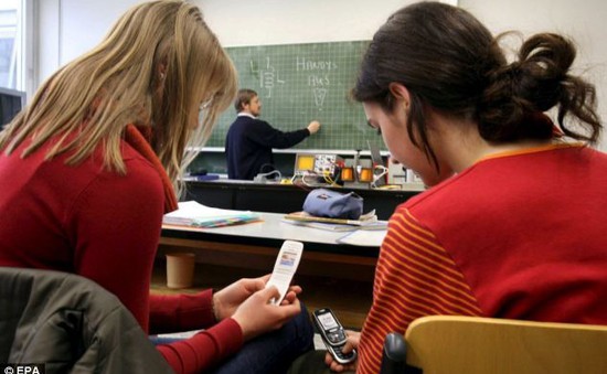 Pháp cấm học sinh dùng điện thoại di động trong trường