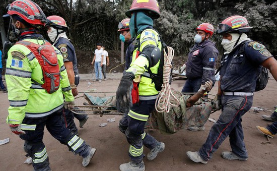 Tạm dừng công tác cứu hộ nạn nhân vụ núi lửa phun trào ở Guatemala