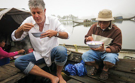 Những hình ảnh đáng nhớ về siêu đầu bếp Anthony Bourdain tại Việt Nam