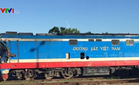 Tàu hỏa đâm xe bồn ở Nghệ An, đường sắt Bắc - Nam tê liệt nhiều giờ