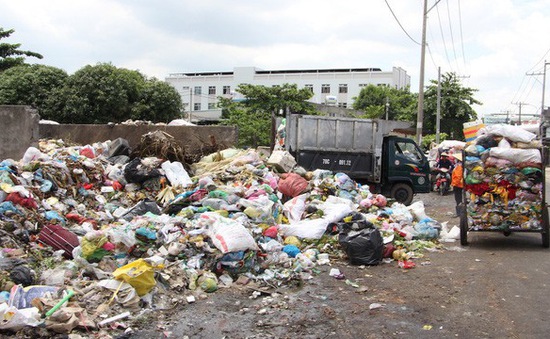 Dân xả rác bừa bãi do chính quyền buông lỏng quản lý