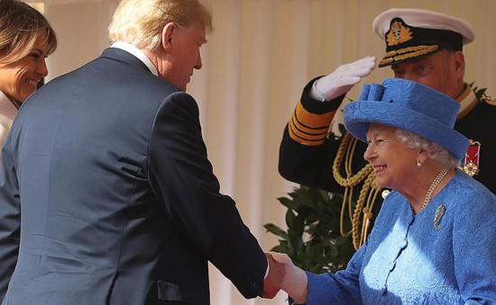 Cư dân mạng "theo dõi" Tổng thống Mỹ khi diện kiến Nữ hoàng Anh