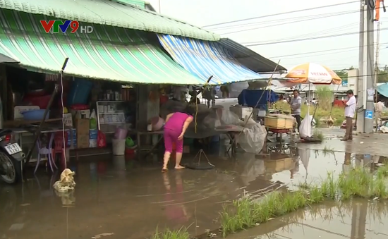 Ngập nặng sau mưa, tiểu thương chợ Phụng Hiệp (Hậu Giang) gặp khó