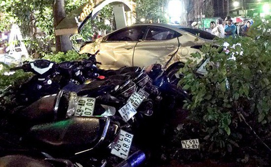 Đắk Nông: Ô tô mất lái tông vào quán cà phê làm hai nữ sinh tử vong