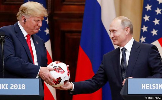 Tổng thống Putin tặng quả bóng World Cup 2018 cho ông Trump