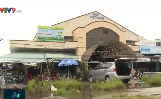 Hậu Giang: Tiểu thương đóng cửa sạp hàng vì chợ ngập nước nặng