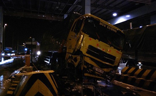 Xe tải đâm sập cabin thu phí cao tốc Trung Lương gây tai nạn liên hoàn