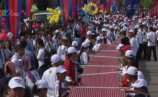 Campuchia lập kỷ lục Guinness khăn rằn Krama dài nhất thế giới