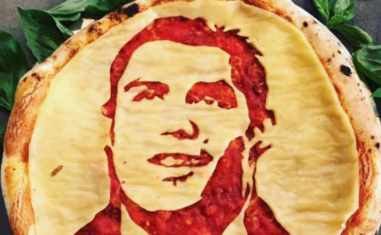 Không chỉ là bánh pizza thường, hãy đến với chúng tôi để thưởng thức những chiếc bánh pizza hình Ronaldo & Suarez vô cùng độc đáo và thú vị. Chắc chắn bạn sẽ bị cuốn hút và thích thú bởi những hình ảnh đầy sáng tạo trên mỗi chiếc pizza.