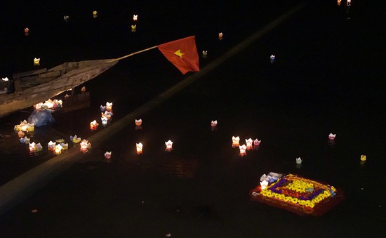 Đêm hoa đăng "Tri ân đồng đội" trên sông Thạch Hãn
