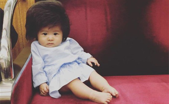 Bé gái 6 tháng tuổi gây sốt vì mái tóc dựng ngược có một không hai