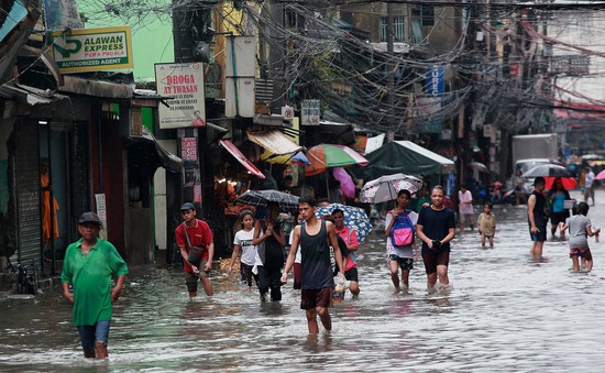 Người dân Philippines vật lộn sau đợt bão lũ kéo dài