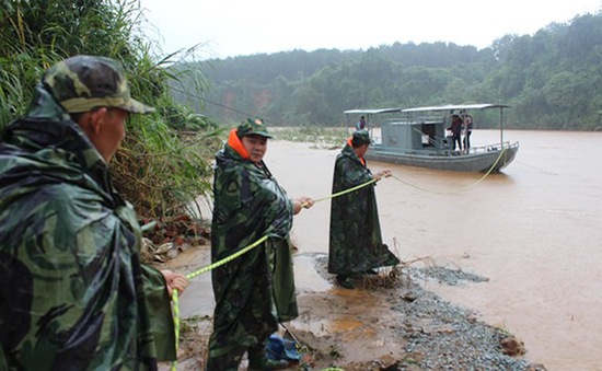 Giải cứu 4 cán bộ thủy văn gặp nạn trên sông Pô Kô, Kon Tum