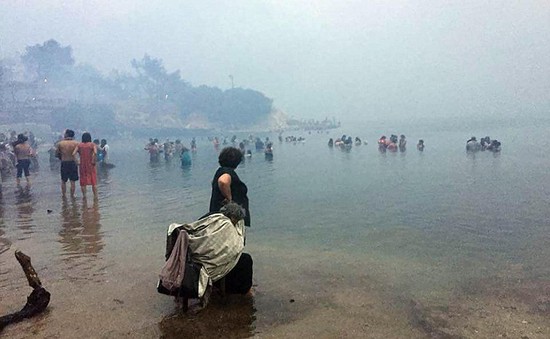 Người dân Athens tháo chạy ra biển tránh đám cháy kinh hoàng làm 200 người thương vong