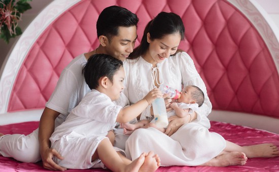 Vợ chồng Khánh Thi - Phan Hiển khoe ảnh hạnh phúc bên hai con
