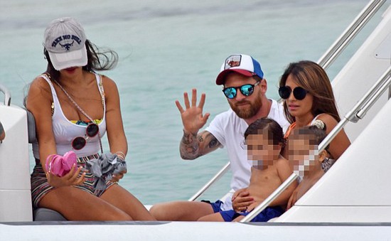 Vợ chồng Messi rủ bà xã Fabregas đi “đánh lẻ”